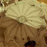 Lo spazio � preceduto da un vestibolo ancora pi� piccolo che ci riserva la sorpresa di una volta a cupola decorata che pare un fiore a otto petali e al cui centro campeggia la scritta charitas
